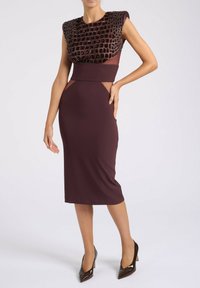 Abito bodycon malva con top strutturato e decorato con perline; presenta fianchi a taglio e gonna aderente, realizzato in tessuto liscio e elasticizzato.