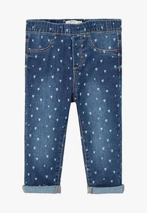 Pantalones vaqueros de mezclilla en azul oscuro con un patrón disperso de corazones azul claro. Cuentan con cinco bolsillos y puños doblados. Textura suave, corte estándar.