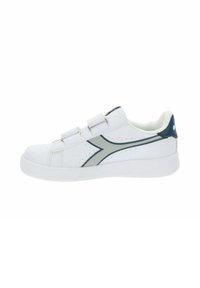 Sneaker bianca con strap in velcro, caratterizzata da accenti di design grigio e blu navy. Texture di pelle liscia, con dettagli perforati sul lato.