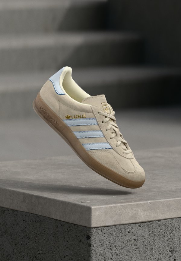 GAZELLE INDOOR - Sneakers low - beige/halo blue