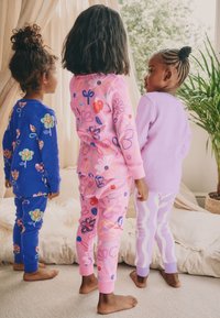 Kolm last kannavad värvilisi pidžaamasid: sinist lillemustriga, roosat lilleskujundusega ja lillat lainemustritega. Kõigil on varrukate alläär.