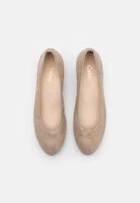 Bailarinas de ante beige con bordes elásticos y punta redondeada. Logo dorado en el interior y forro suave. Diseño de suela plana.