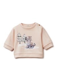 Světle růžová mikina s krátkým rukávem a zkráceným střihem, která má potisk sněžného leopardího a jedlových stromů. Detail s knoflíkem poblíž krku.