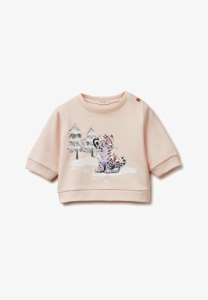 Sudadera corta de manga corta en rosa claro, con un diseño recortado, que presenta un estampado de un leopardo de las nieves y árboles de hoja perenne. Detalle de botón cerca del cuello.