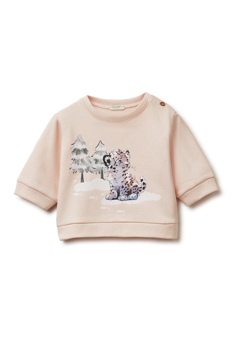 Světle růžová mikina s krátkým rukávem a zkráceným střihem, která má potisk sněžného leopardího a jedlových stromů. Detail s knoflíkem poblíž krku.