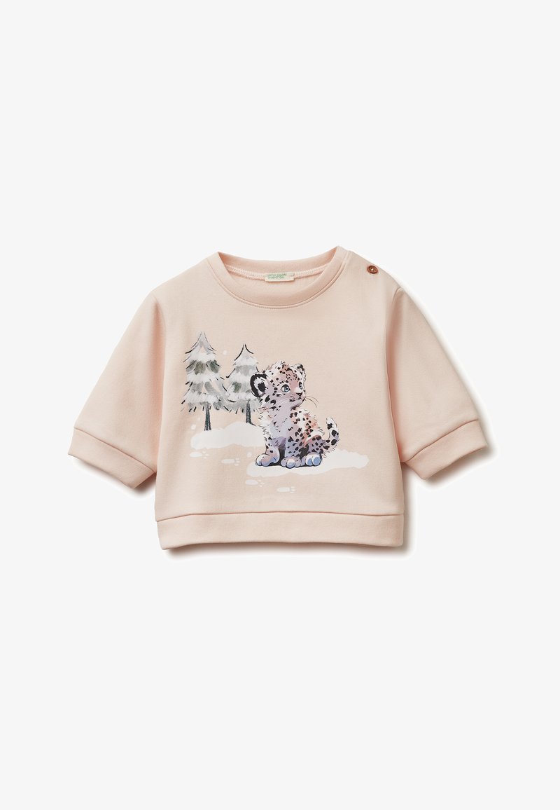Helles rosa, kurzärmliges Sweatshirt mit einem cropped Design, das einen gedruckten Schneeleoparden und immergrüne Bäume zeigt. Knopfdetail am Hals.