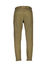 Pantaloni affusolati verde oliva realizzati in tessuto morbido, con vita piatta, tasche laterali e orli arrotolati per un look aderente.