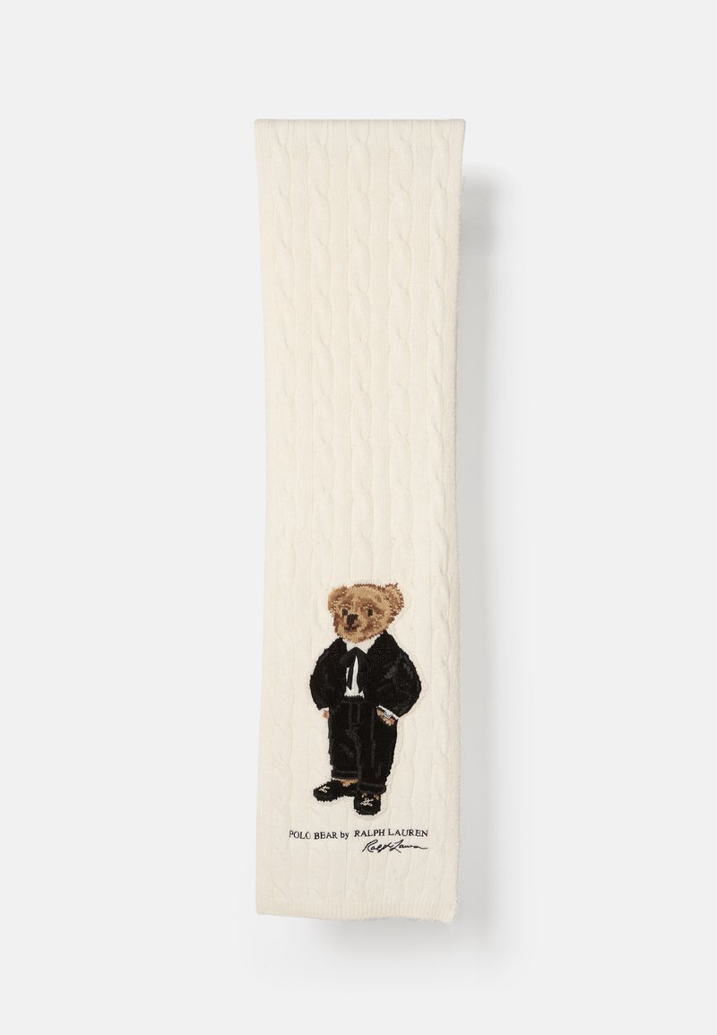 Sciarpa a maglia cable in crema con un orsetto ricamato vestito in smoking. Presenta il testo "Polo Bear by Ralph Lauren" in basso.