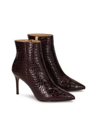 Botines burdeos de cuero brillante con textura de cocodrilo, puntera afilada y tacón de aguja de 10 cm, con cierre lateral de cremallera.