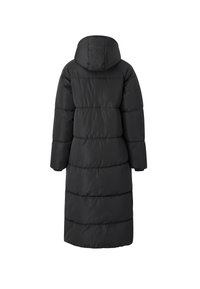 Lange zwarte pufferjas met een capuchon, voorzien van horizontale stikdetails en een gladde, glanzende textuur.