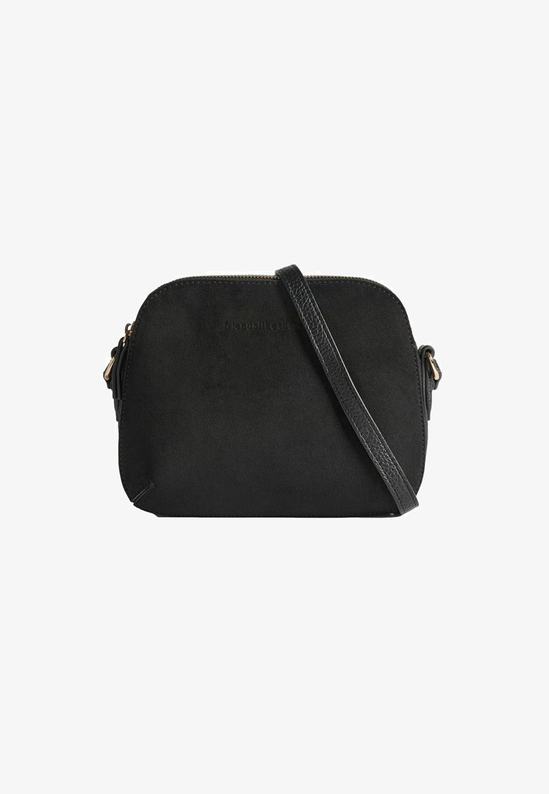 Borsa a spalla nera in suede con tracolla in pelle regolabile e zip dorata su sfondo bianco.