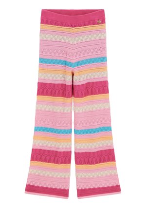 Weite Strickhose mit horizontalen Streifen in Rosa, Rot, Gelb, Creme und Blau, die strukturierte Muster und einen kleinen goldenen Knopf nahe dem Bund aufweist.