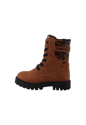 Stivaletto marrone con lacci, suola nera, colletto imbottito con stampa leopardata e marchio "Tom Tailor" sul lato e sul cinturino posteriore.