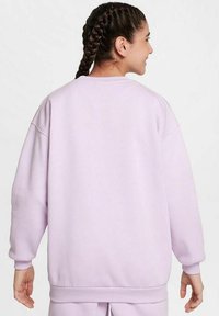 Ljuslila sweatshirt med avslappnad passform, oversized ärmar, ribbade muddar och en subtil textur. Bakifrån visas inga grafiska detaljer.