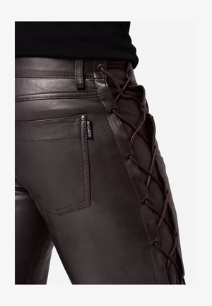 Bruine leren broek met een gespsluiting aan de zijkant en een bruine koord. Inclusief een achterzak met een zwart label. Gladde textuur.