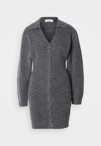 Γκρι μάλλινο φόρεμα σε στυλ καρντιγκάν με V-λαιμόκοψη, κουμπιά μπροστά, μακριά μανίκια και υφή με ριγέ πλέξη. Διαθέτει κλασικό γιακά και εφαρμοστή σιλουέτα.