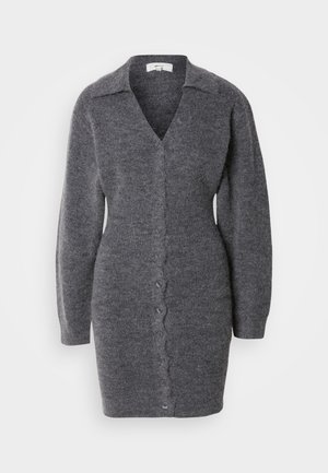 Γκρι μάλλινο φόρεμα σε στυλ καρντιγκάν με V-λαιμόκοψη, κουμπιά μπροστά, μακριά μανίκια και υφή με ριγέ πλέξη. Διαθέτει κλασικό γιακά και εφαρμοστή σιλουέτα.