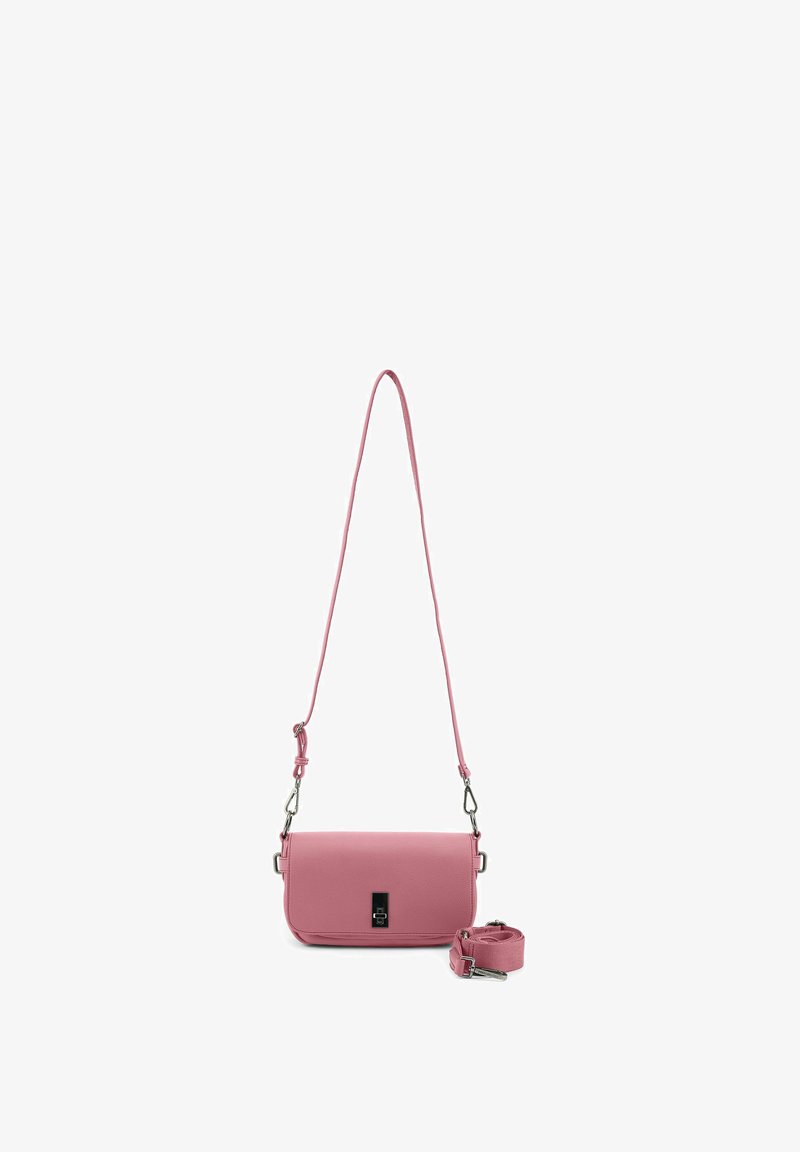 Roze leren crossbodytas met verstelbare riem en zilveren gesp, vergezeld van een afneembare bijpassende schouderriem op een witte achtergrond.