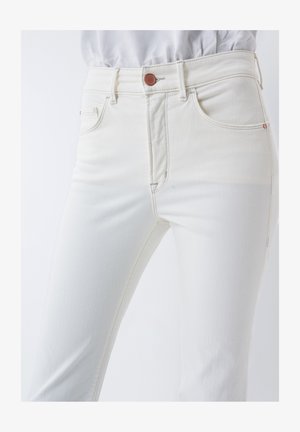 Witte denim jeans met een hoge taille, voorzien van een koperen knoopsluiting, voorzakken en subtiele stikdetails. Glad van textuur.
