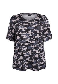 T-shirt à manches courtes et col rond en motif camouflage, présentant des nuances de gris, noir et bleu pâle, fabriqué dans un tissu doux et respirant.