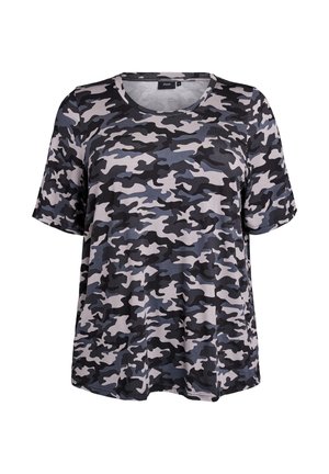 Lyhythihainen, pyöreäkaulainen t-paita, jossa on maastokuvio, sisältäen harmaan, mustan ja vaaleansinisen sävyjä, valmistettu pehmeästä ja hengittävästä kankaasta.