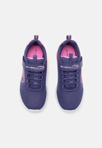 Lilla sportsko med pink aksenter. Mesh-overdel, kontrasterende snørebånd og en velcrorem. Mønstret hvide såler for godt greb.