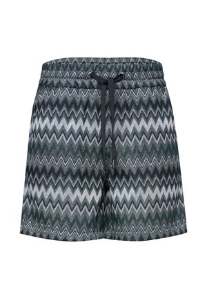 Męskie krótkie kąpielówki z czarno-białym wzorem typu zygzak i regulowanym czarnym sznurkiem w talii na jednolitym tle.