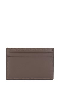 Porte-cartes en cuir marron avec quatre emplacements pour cartes, texture lisse et bords propres. Conception rectangulaire compacte, sans marquage ni embellissements visibles.