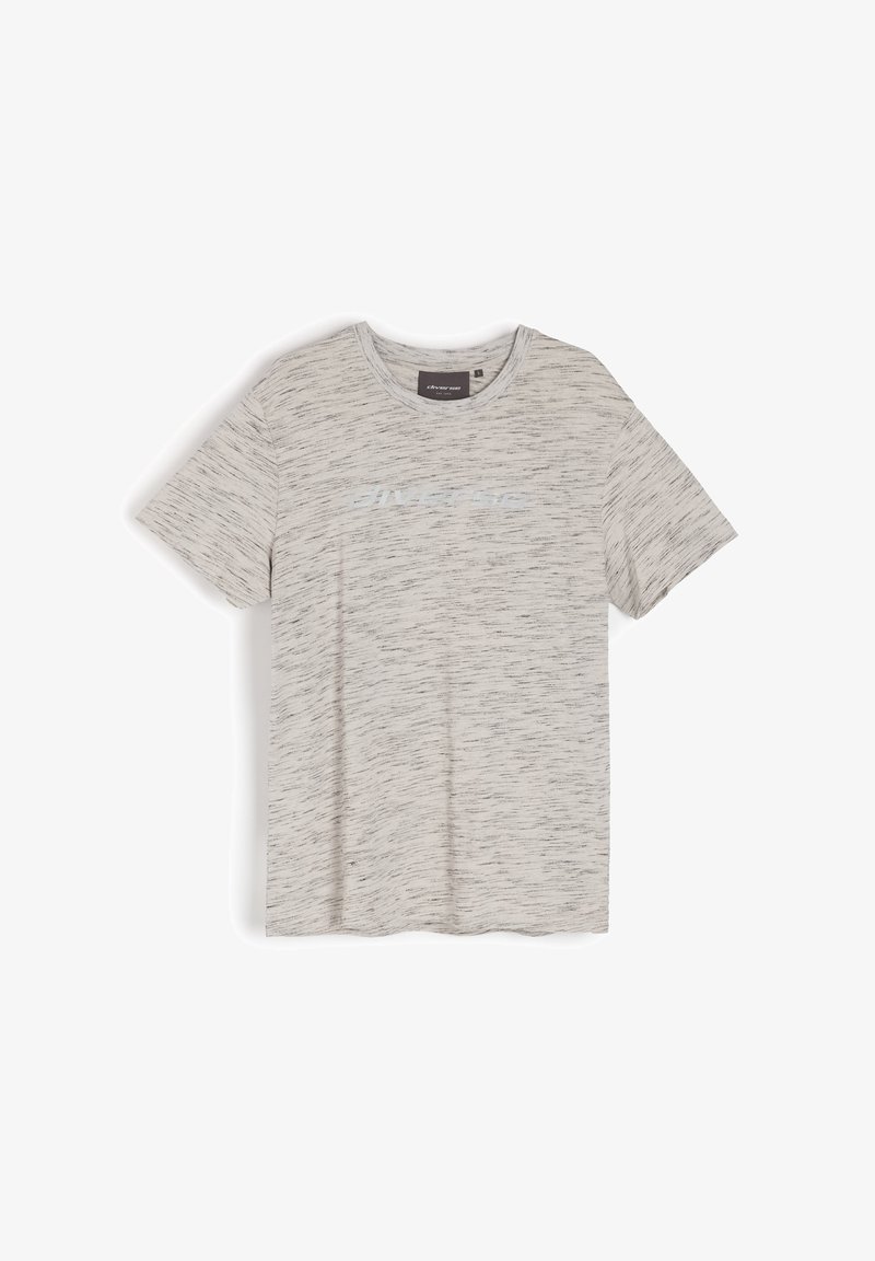 Szara koszulka z krótkim rękawem, wykonana z teksturowanej tkaniny, z delikatnym poziomym wzorem i jasnoniebieskim logo na pieresi.