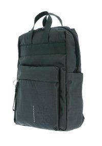 Sac à dos en tissu texturé vert foncé avec doubles poignées, poche zippée à l'avant et détail de logo en relief. Forme rectangulaire compacte.