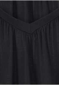 Schwarzes Oberteil mit V-Ausschnitt, weichem Material, gerafftem Detail am Ausschnitt und glatter Stoffoberfläche.