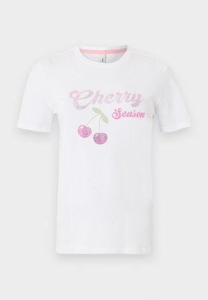Λευκό T-shirt με κοντά μανίκια, με ροζ κείμενο "Cherry Season" και δύο στυλιζαρισμένα κεράσια με πράσινους βλαστούς και φύλλα μπροστά.