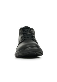 Scarpe sportive nere con tomaia in pelle liscia, punta rotonda, colletto imbottito e suola testurizzata per una presa migliore. Design di lacci tradizionale.
