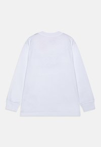 Camicia bianca a maniche lunghe realizzata in morbido cotone, con collo rotondo, polsini a costine e retro semplice senza grafiche o motivi.