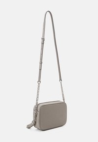 Szara torebka crossbody z sztucznej skóry o prostokątnym kształcie, z regulowanym paskiem, łańcuszkowymi akcentami i detalem frędzla po boku.