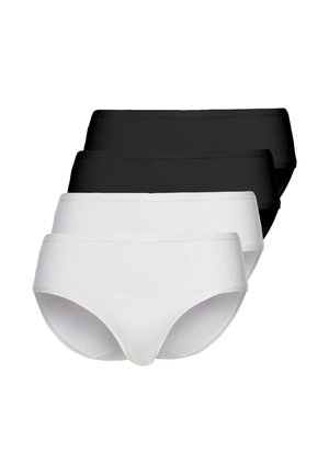 Frau trägt weißen Tanktop und passende weiße Unterwäsche, steht vor einfarbigem Hintergrund und hält den Saum ihres Tops.