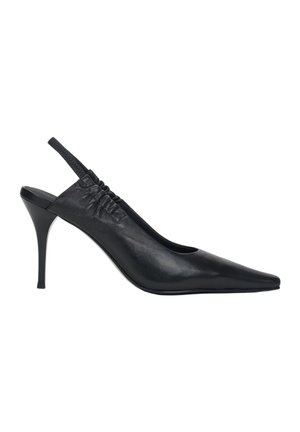 Czarny skórzany but na wysokim obcasie typu slingback z zaostrzonym noskiem, marszczoną elastyczną paskiem i wąskim obcasem szpilką.