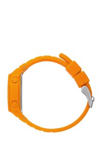 Banda de reloj de goma naranja con hebilla de acero inoxidable y dos botones en el lado de la caja del reloj sobre un fondo blanco.
