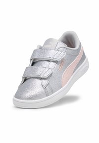 Sneakers argentati con glitter, dotati di due fasce in Velcro e un logo Puma rosa sul lato. Presentano una suola in gomma bianca e un colletto imbottito.