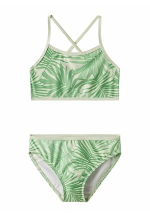 Zweiteiliger Badeanzug mit grünem tropischem Palmenblattmuster, bestehend aus einem Crop-Top mit überkreuzten Trägern und passenden Bikinihosen.