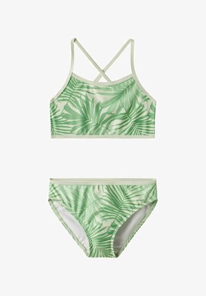 Bañador de dos piezas con estampado de hojas de palma tropical en verde, con un crop top con tirantes cruzados y braguitas de bikini a juego.