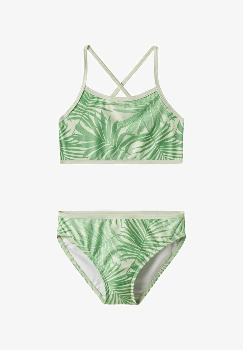 Maillot deux pièces avec motif feuilles de palmier tropical vert, comprenant un crop top à bretelles croisées et un bas de bikini assorti.