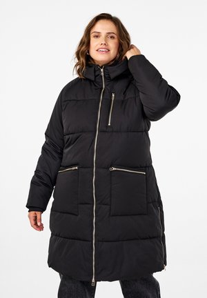 Giacca a vento nera con colletto alto, zip completa e due tasche frontali con zip; presenta un motivo trapuntato e dettagli in hardware dorato.