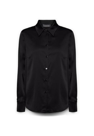 Camisa negra de manga larga hecha de tela suave, con cuello, botonadura frontal y puños de un botón. Diseño minimalista.