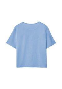 T-shirt azzurro chiaro a maniche corte realizzato in tessuto morbido, con scollatura tonda e vestibilità comoda, senza motivi o dettagli visibili.