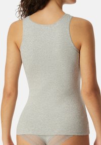 Graues, enganliegendes Tanktop mit rundem Ausschnitt, aus weichem Baumwollmaterial und nahtlosem Design. Verfügt über feine Nähte entlang der Kanten.