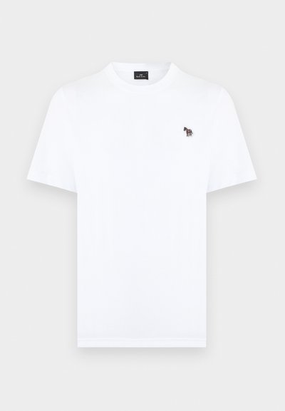 Λευκό κοντομάνικο μπλουζάκι με στρογγυλή λαιμόκοψη και μικρό πολύχρωμο λογότυπο ζέβρας κεντημένο στο αριστερό στήθος.