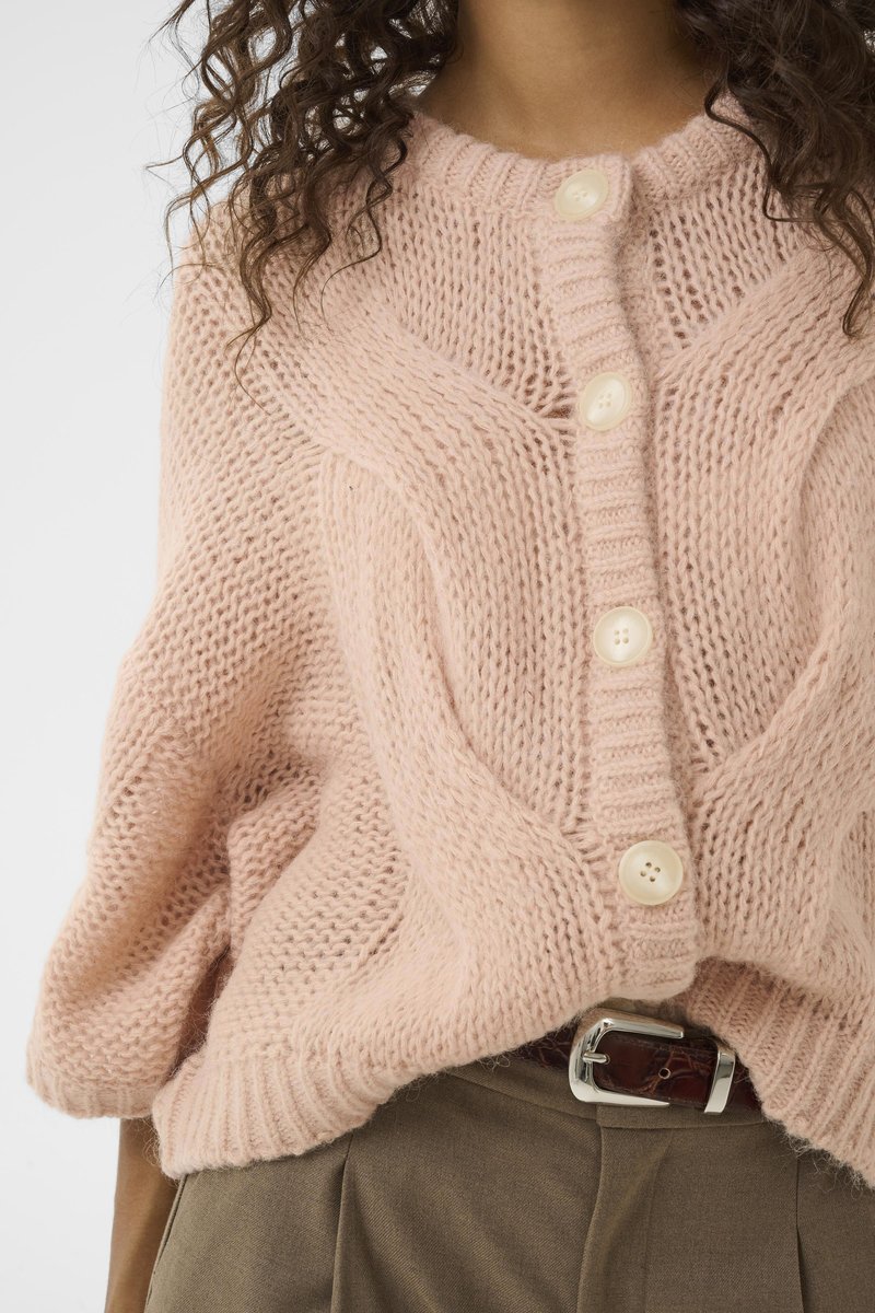 Lichtroze gebreide cardigan met knoopsluitingen, voorzien van een textuurpatroon, losse mouwen en geribde manchetten. Draag het met een paar brown broeken.