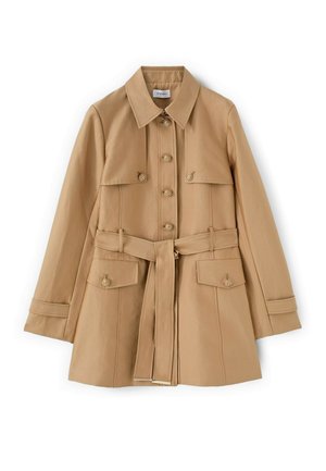 Trench lungo color cammello con cintura in vita, chiusura frontale con bottoni, pattina sul petto, due tasche anteriori con pattina e maniche lunghe con dettagli a cinturino.