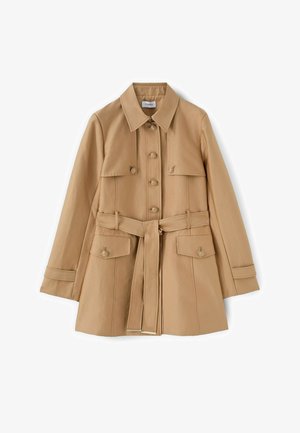 Trench lungo color cammello con cintura in vita, chiusura frontale con bottoni, pattina sul petto, due tasche anteriori con pattina e maniche lunghe con dettagli a cinturino.
